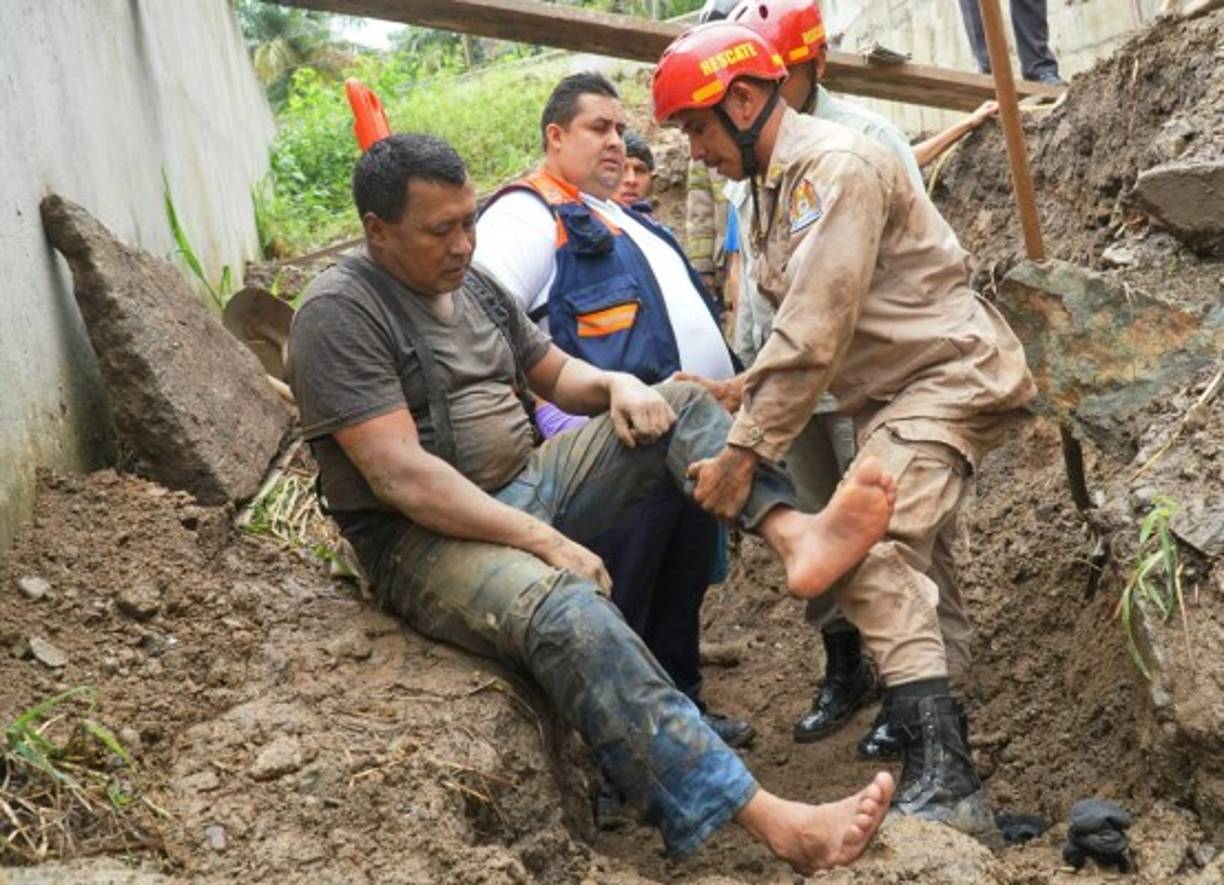 Los Bomberos aplicaron los primero auxilios al hombre tras rescatarlo.