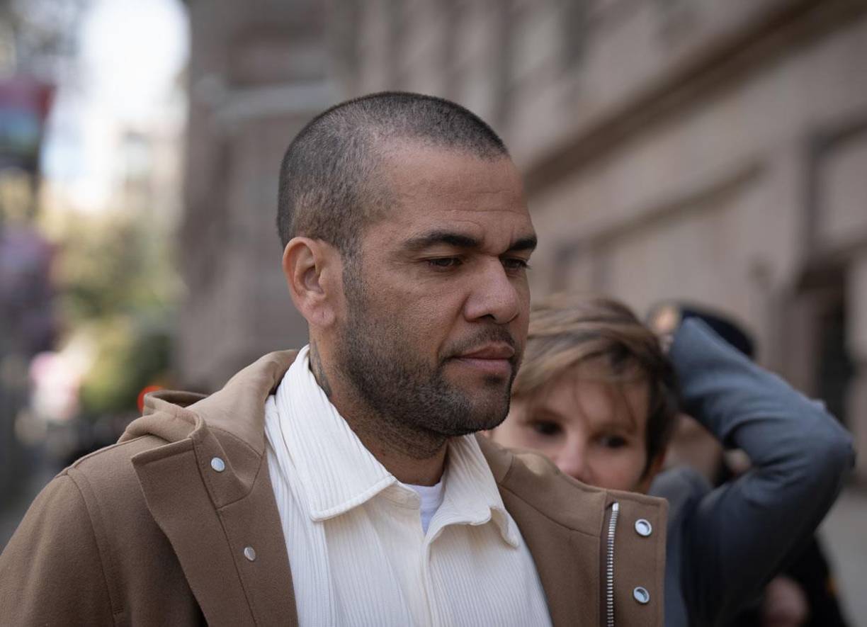 Dani Alves fue condenado a cuatro años y medio de cárcel por violar a una joven en una discoteca de Barcelona, pero ahora se encuentra en libertad provisional desde el pasado mes de marzo.