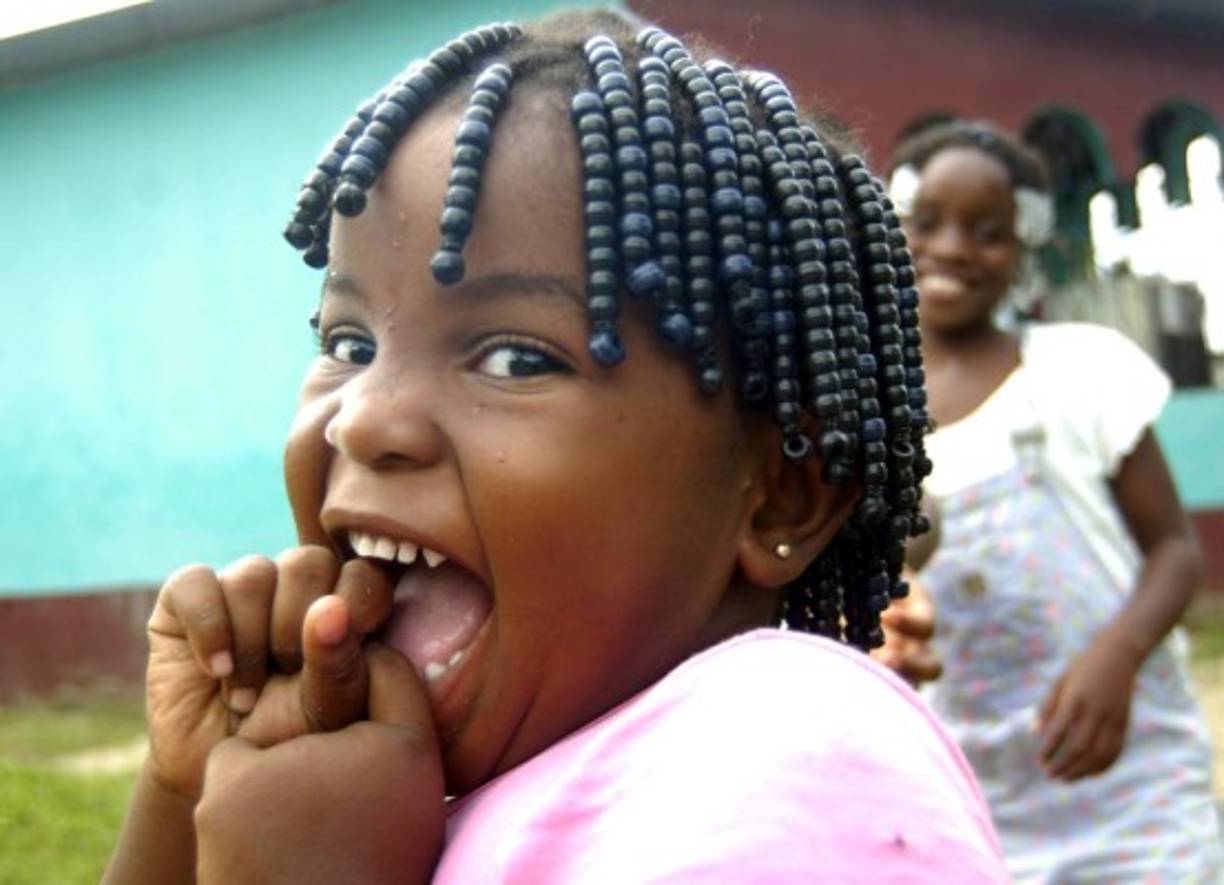 Esta niña garífuna sonríe al lente de La PRENSA.