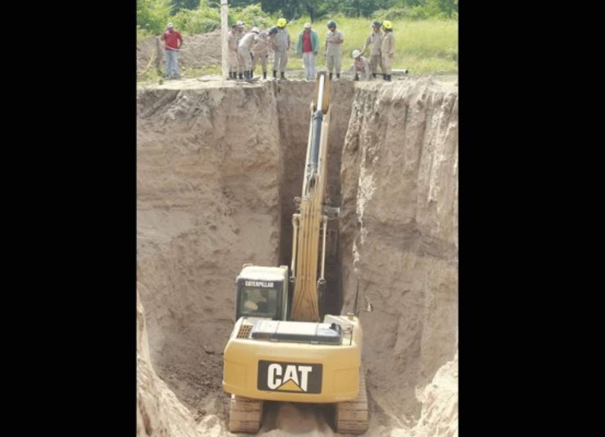 El pozo tiene 12 metros de profundidad. Los bomberos durante la faena.
