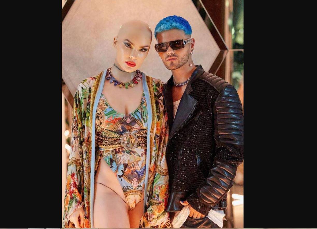 La artista estrenó este viernes la canción “Me encantaría”, al lado del cantante español, Abraham Mateo. Su original look era para el video oficial del tema.