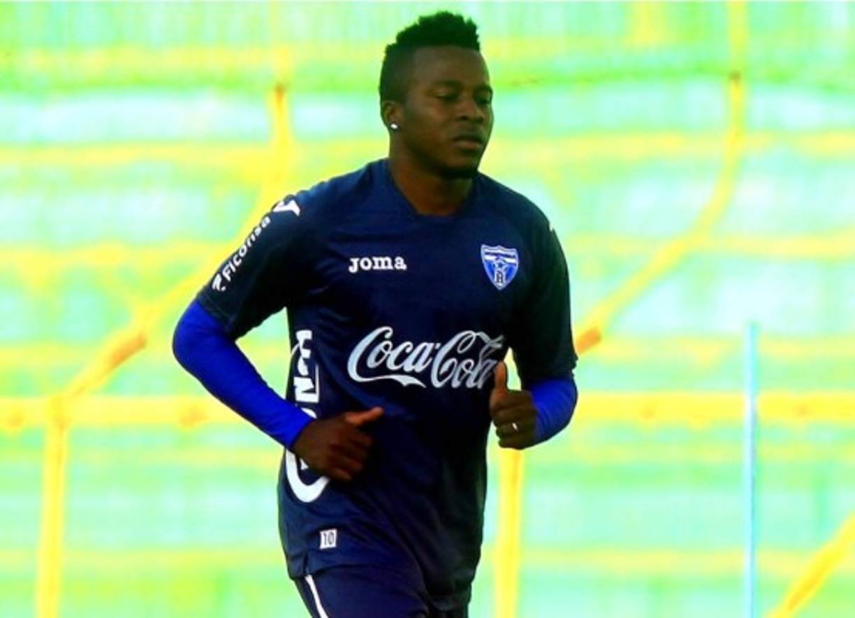 El experimentado mediocampista Marvin Chávez ha sido descartado por Marathón debido a que sus pretensiones económicas son muy altas. Era uno de los pedidos de Keosseián, seguirá con Rayo Oklahoma City de la North American Soccer League de Estados Unidos.