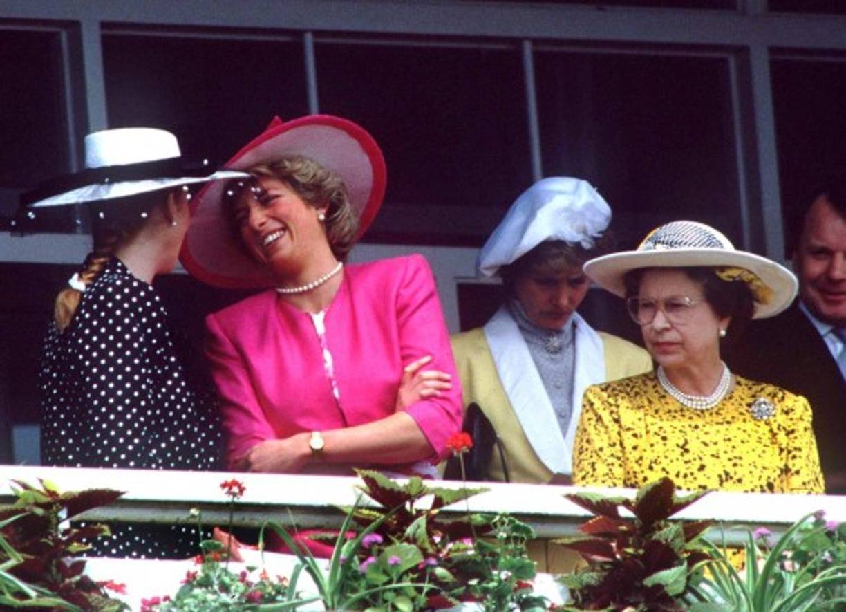 Ignorando la presencia de la reina Isabel de Inglaterra, la princesa Diana de Gales se ríe de la amena conversación que sostiene con la duquesa de York en un evento celebrado en junio de 1987.