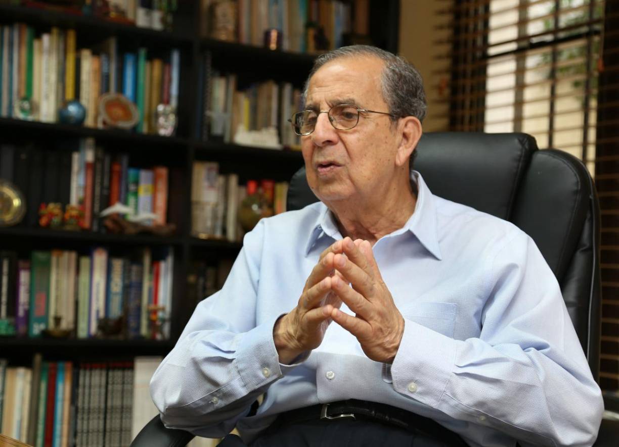 Don Chico inició organizando una velada que él mismo dirigió. “Dirigir, traducir obras y escenificarlas ha sido mi pasatiempo...”, dijo en una entrevista con LA PRENSA en 2019, con motivo del 50 aniversario del Círculo Teatral Sampedrano. 