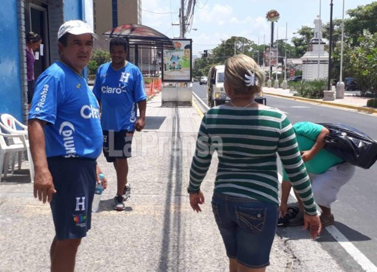 Y Jorge Luis Pinto dio una de las notas curiosas del entrenamiento, al DT lo dejó el bus de la Selección ya que estuvo atendiendo a los medios de comunicación en rueda de prensa.
