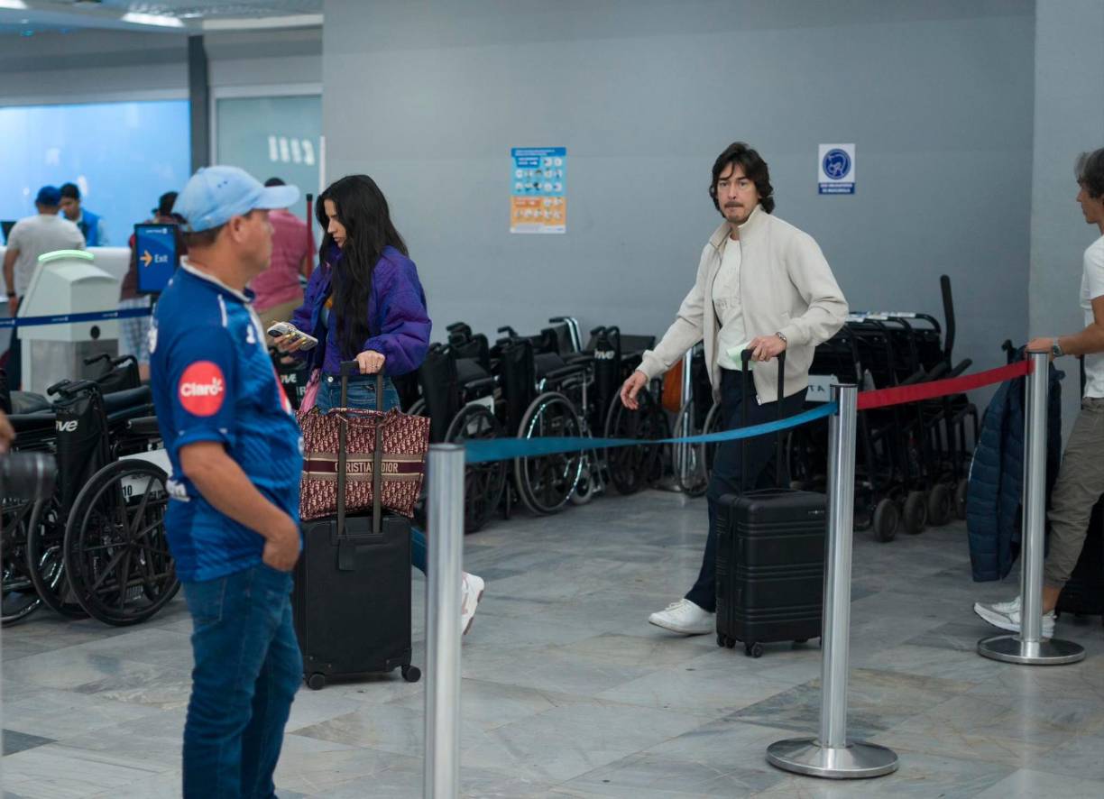 La mexicana Bárbara de Regil arribó al aeropuerto Ramón Villeda Morales de San Pedro Sula junto a su esposo Fernando Schoenwald y su cuñado Egon Schoenwald.