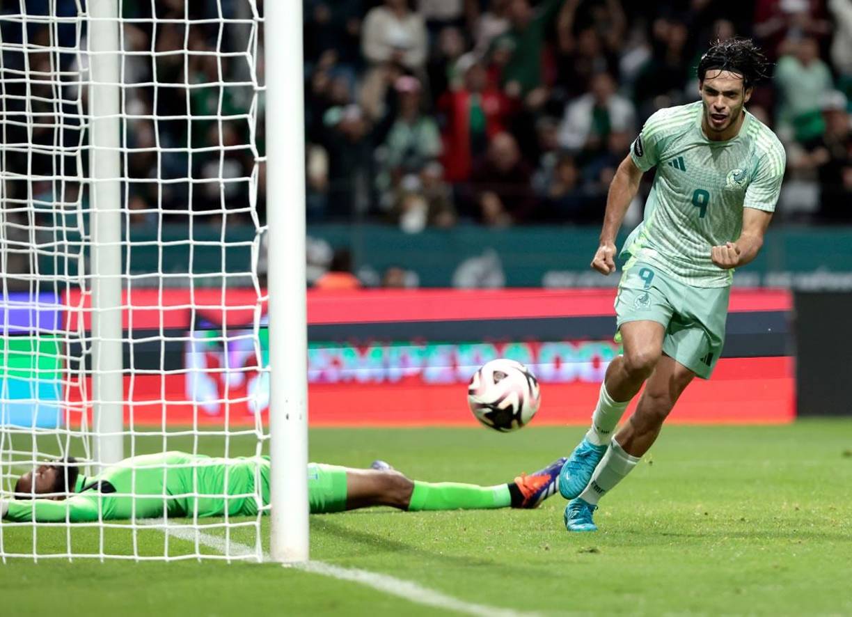 Raúl Jiménes celebrando su gol para el 1-0 de México y Edrick Menjívar quedó tendido en el suelo.
