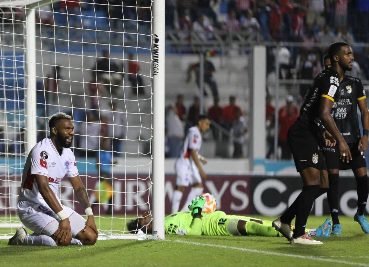Olimpia lo intentó, pero no fue certero durante el primer tiempo. En tiempo de descuento, el arquero sacó dos balones con destino a gol. El primero con un cabezazo de Yustin Arboleda y otro segundo testazo de Jorge Benguché.