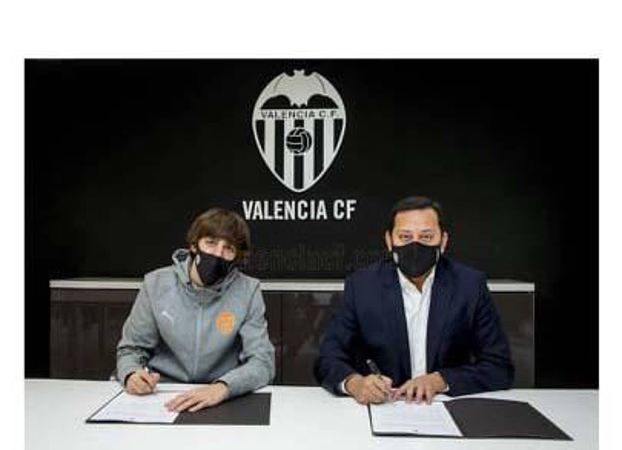 El joven extremo español Bryan Gil jugará hasta final de temporada en el Valencia, cedido por el Tottenham inglés