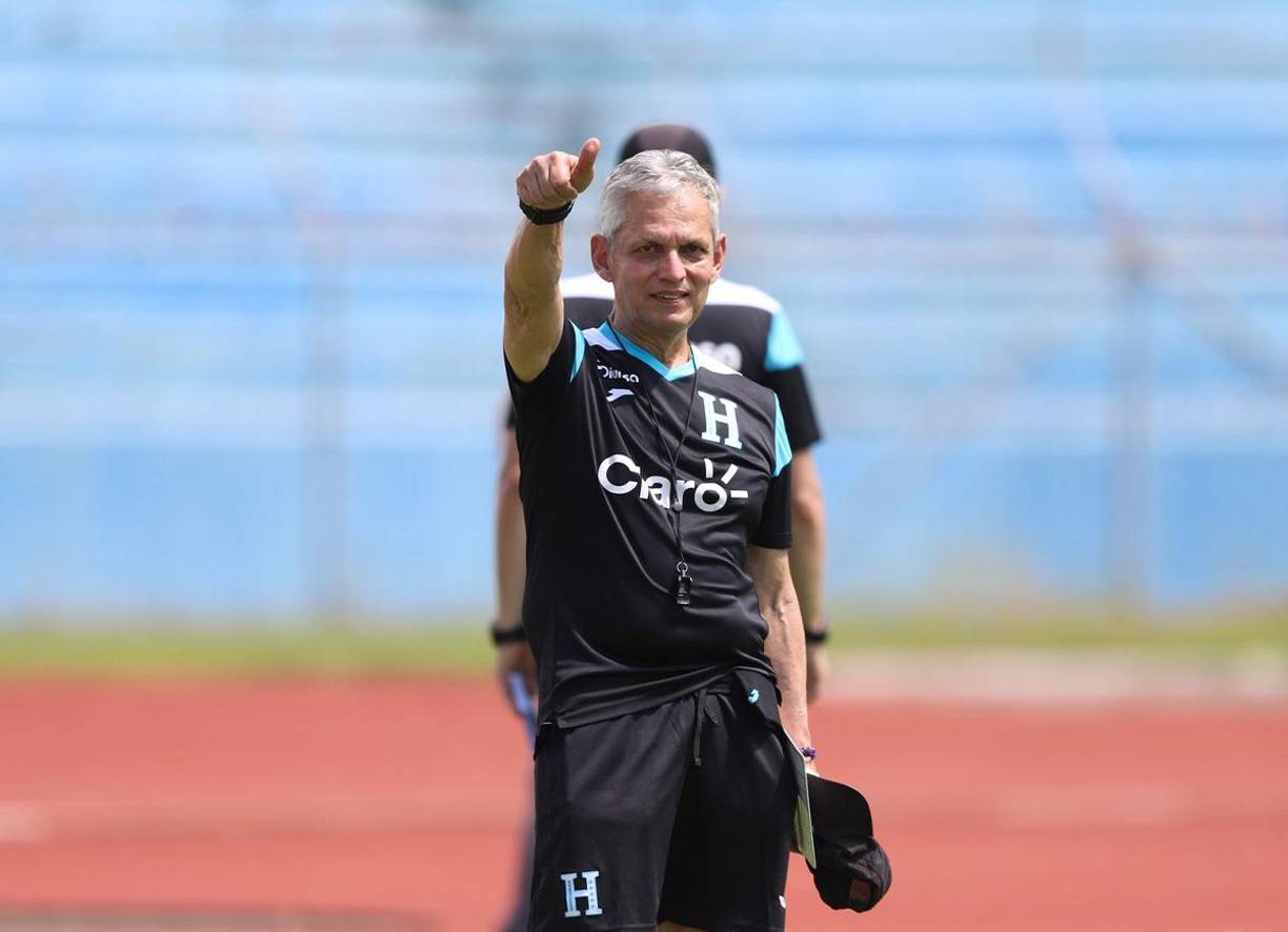 El estratega Reinaldo Rueda se dio el tiempo de saludar al lente de Diario LA PRENSA en el microciclo realizado este martes en horas de la mañana en el estadio Olímpico. 