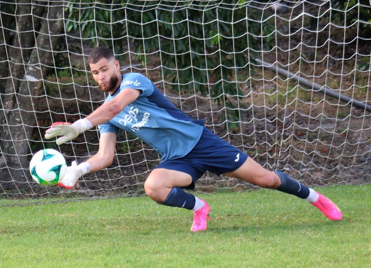 Enrique Facussé - El joven portero hondureño sería la próxima baja del Motagua para el Torneo Clausura 2024 tras la llegada de Marlon Licona. La intención de Diego Vázquez es que salga a préstamo a otro equipo para que sume minutos.