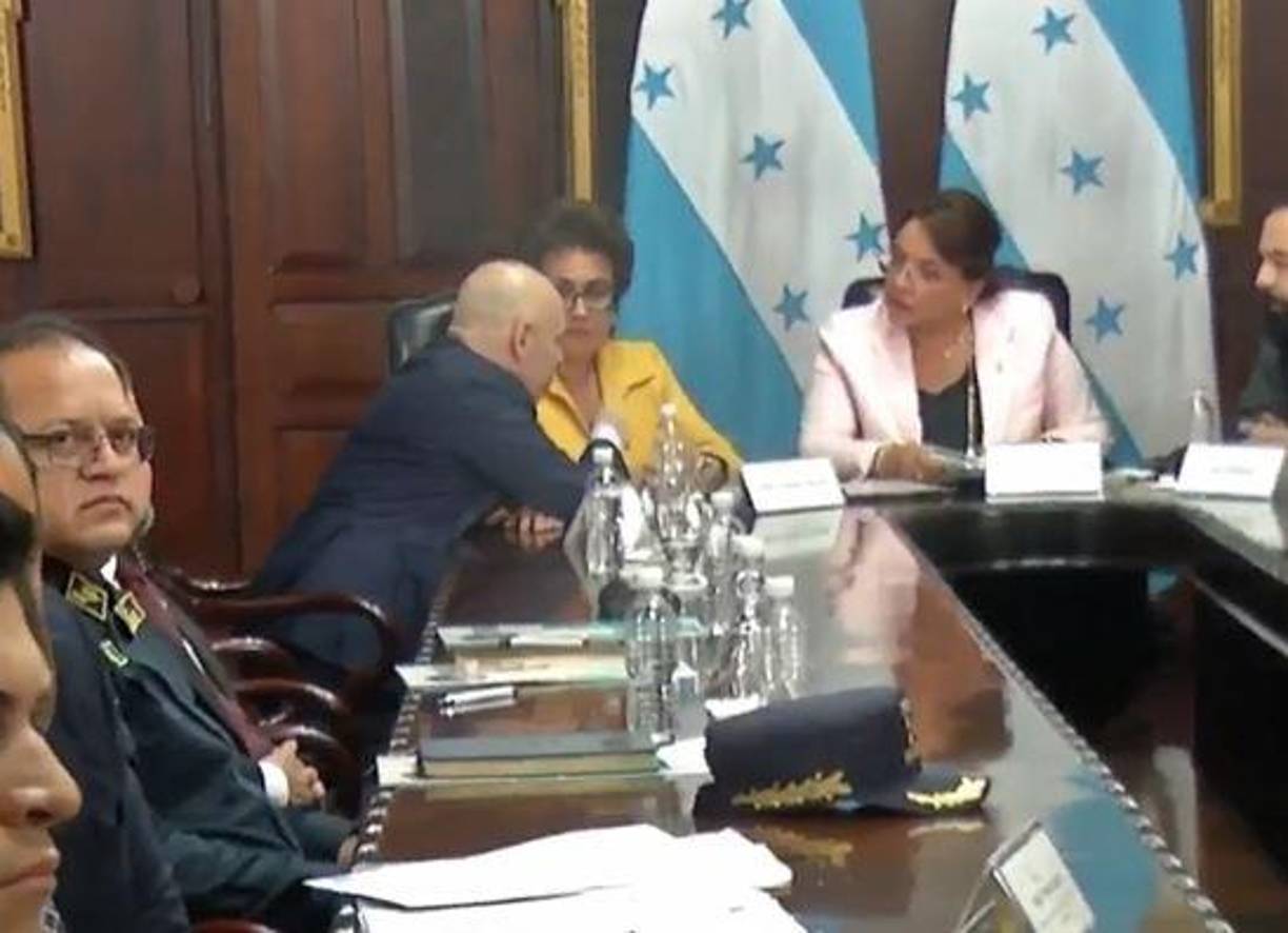 Por último, tras finalizada la reunión, el fiscal Chinchilla se acercó a Xiomara Castro y cruzaron un par de palabras, en las que también intervino la presidenta del Poder Judicial. 