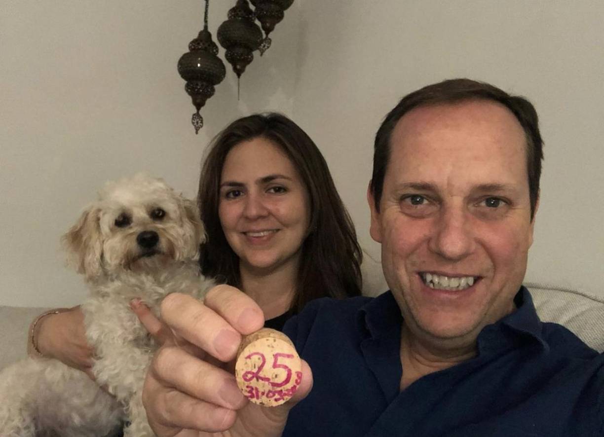 “Después de que mi papá se divorcia se vuelve a casar con una señora, Ethel Bazán, cuya hija es Ethel Tame, ahora mi esposa. La realidad es que pasan algunos años, nunca vivimos juntos, eso que quede claro. Mi papá se fue a vivir con sus hijas y nosotros por nuestro lado y pues nace ese cariño”, afirmó el narrador entre risas, en una entrevista con Javier Alarcón publicada en su canal de YouTube.