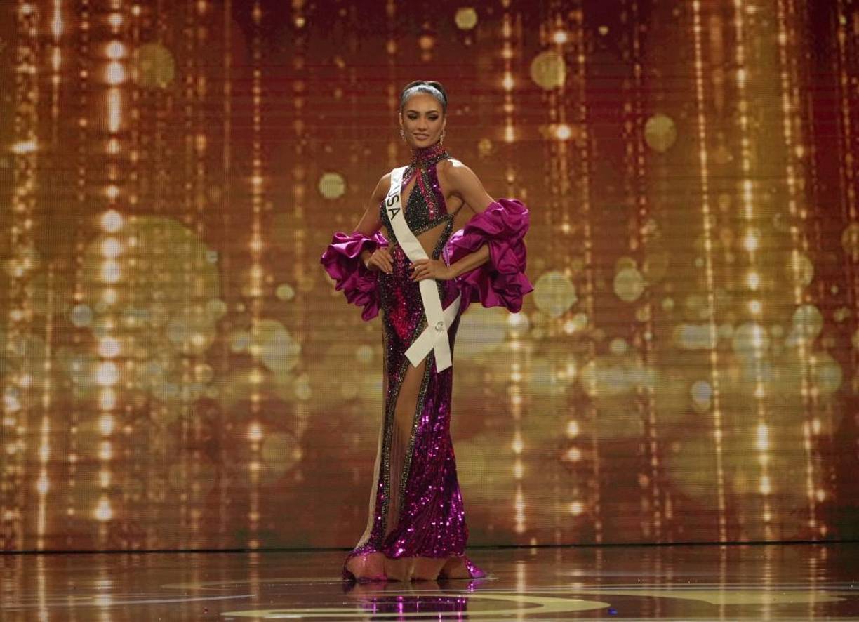 “La gente piensa que es divertido porque subimos al escenario y nos vemos tan hermosas y frescas”, dijo Gabriel con una sonrisa. “Pero en realidad me sentí tan sucia cuando llegué a la final”.