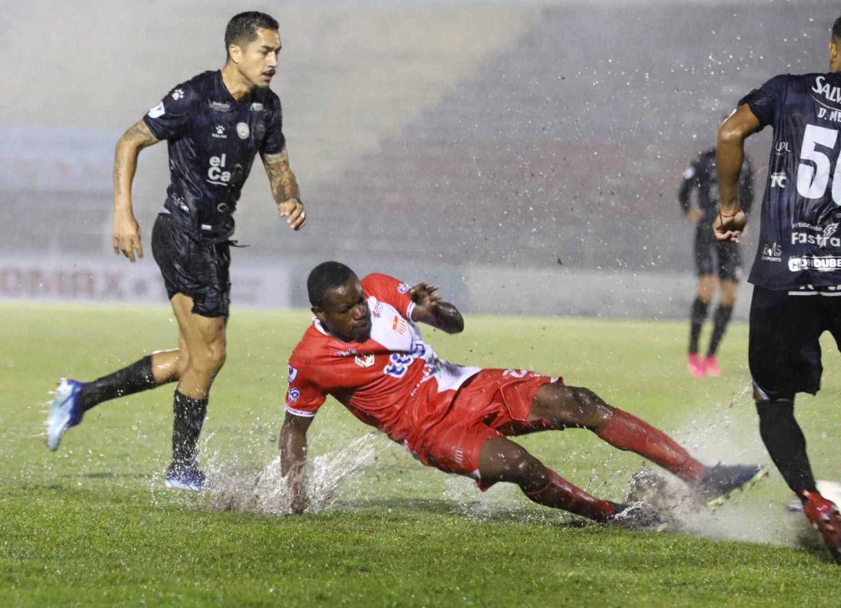 En marco bajo de aficionados y con la posa de agua incrustada en el <b>estadio Municipal Ceibeño,</b> cocoteros y aurinegros se dieron cita a partir de las 7 de la noche.