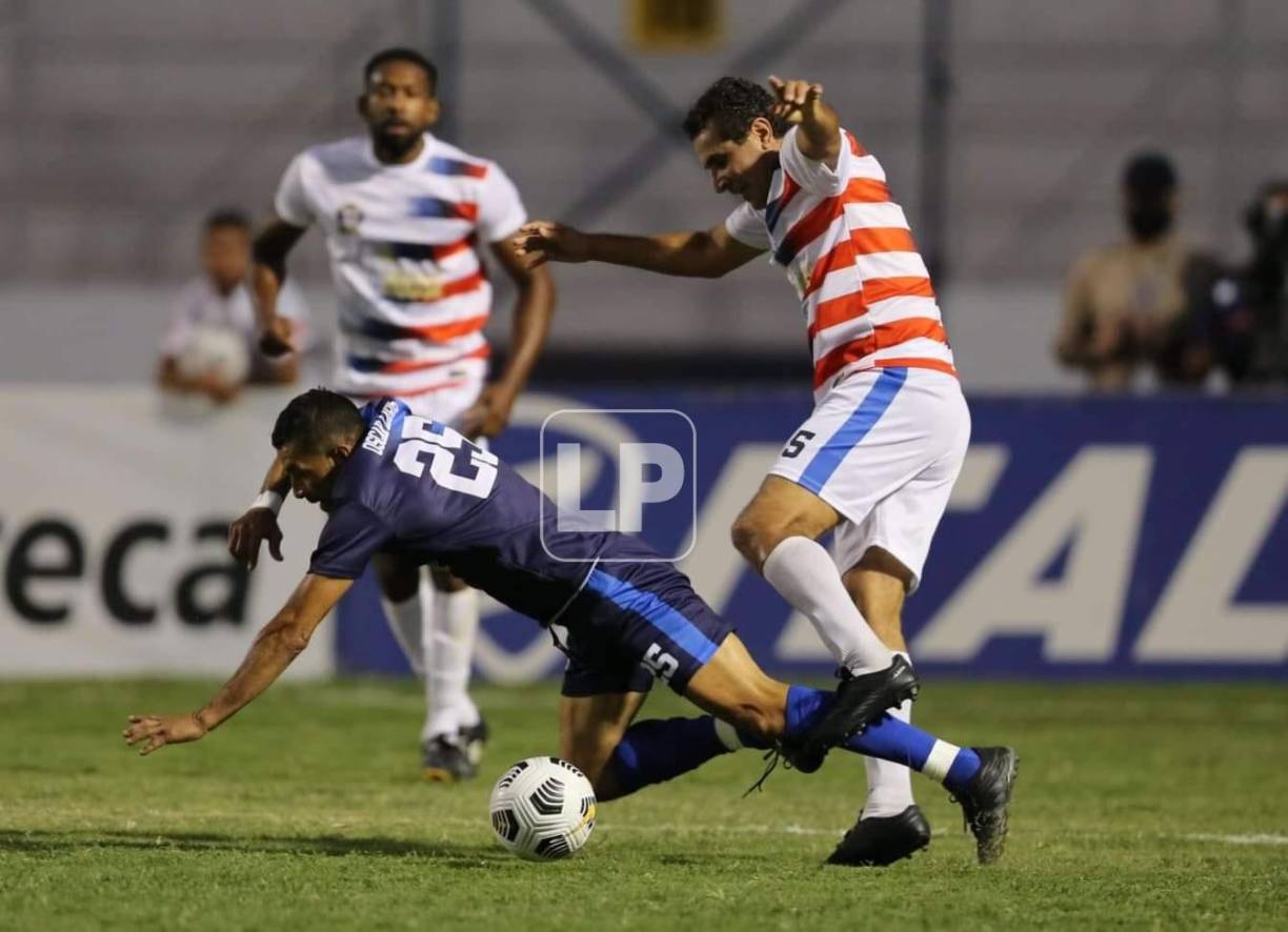 Nerlyn Membreño le comete una falta al volante Óscar ‘El Mexicano‘ Lagos.