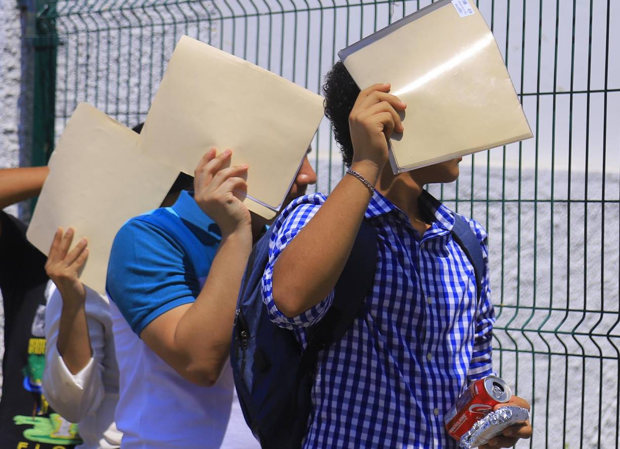 Sin embargo, cientos de solicitantes, la mayoría jóvenes se hicieron presentes desde antes de las 7:00 am.