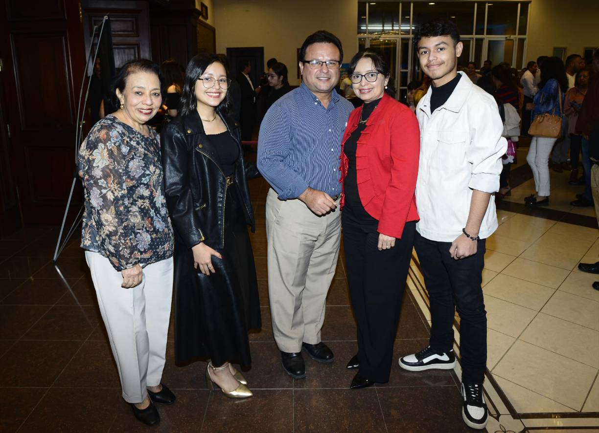 Rosaura Delcid, Jaheli Morales, Edwin Morales, Margot Morales y Samuel Morales.