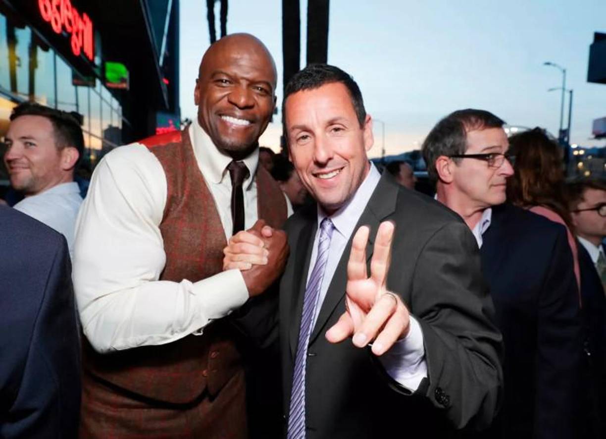 La historia más espectacular de todas es la de Terry Crews, quien en una entrevista contó que atravesaba serios problemas financieros y que Sandler supo y no solo le dio palabras, sino que le ofreció trabajo. “Cuando uno está necesitado ocupa trabajo, no palabras y él lo entendió. Es amigo”, dijo Crews.