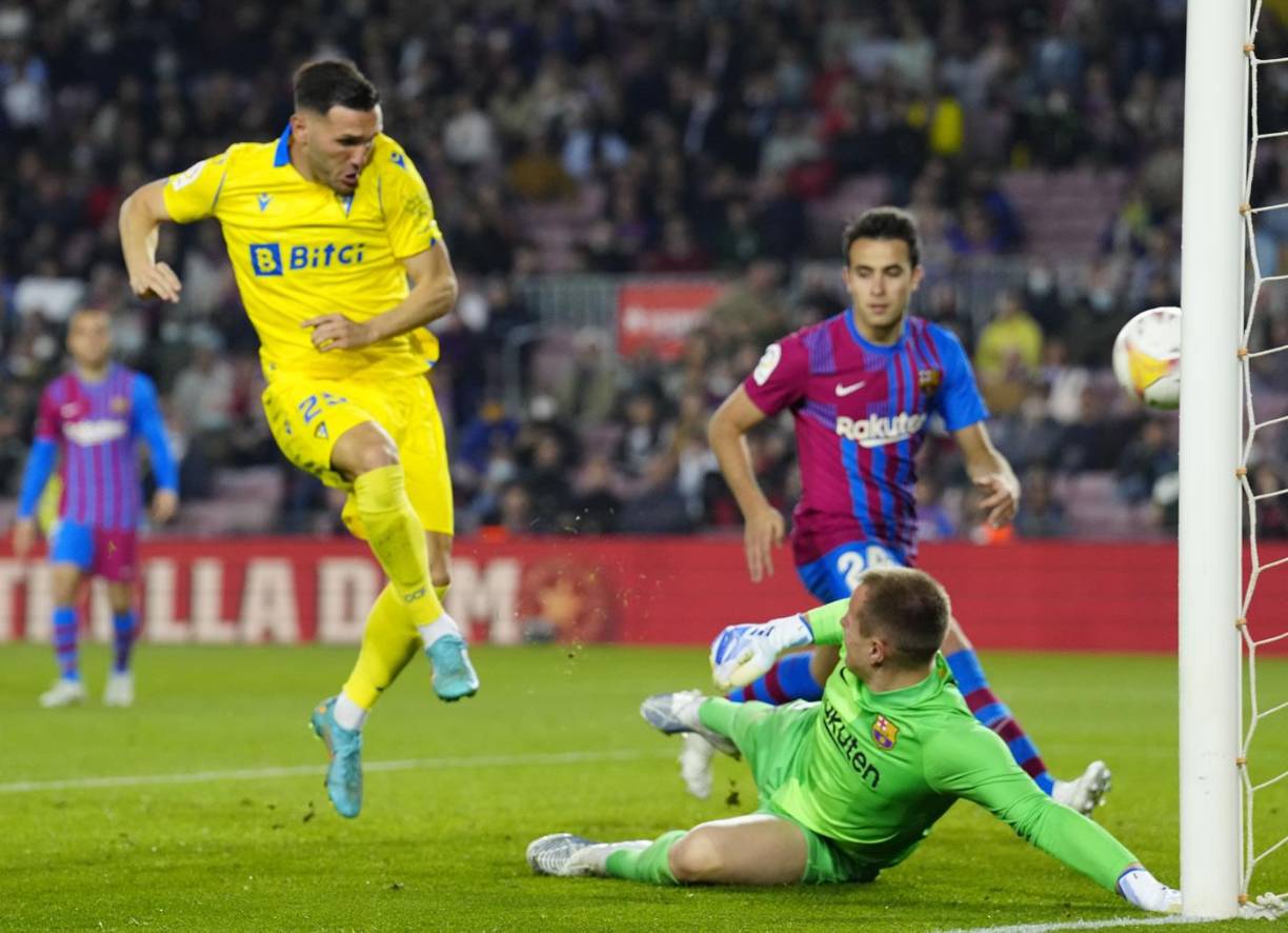 El último rebote le quedó a Lucas Pérez y el delantero no falló con un Ter Stegen casi vencido.