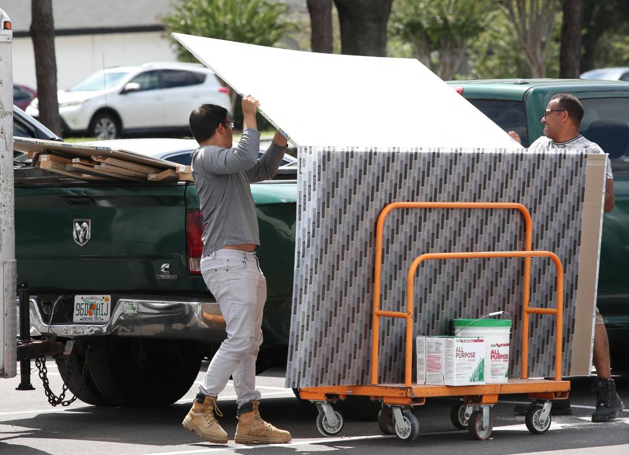 Los que decidan quedarse buscan la manera de proteger sus hogares o negocios de los fuertes vientos del ciclón que sigue fortaleciéndose en el Atlántico.