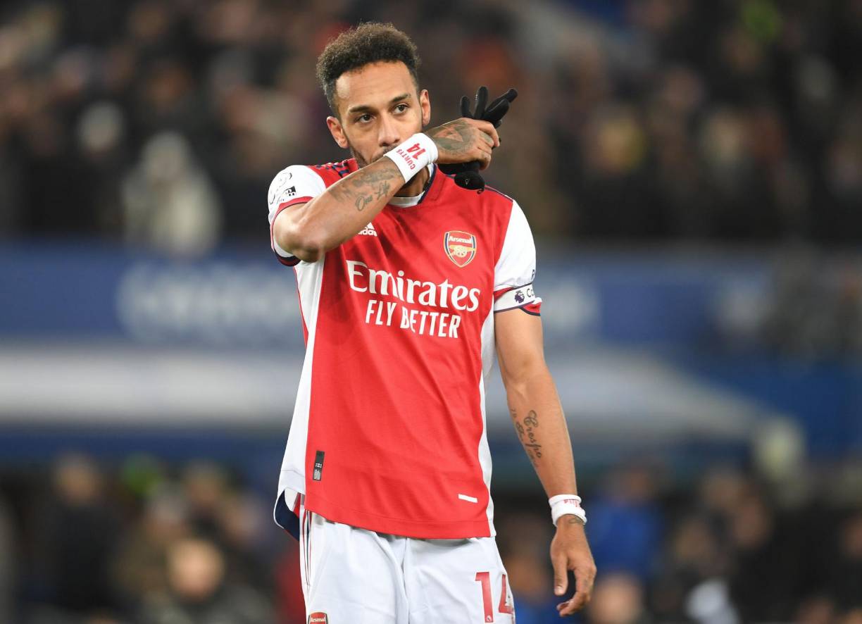 La Juventus ha puesto sus ojos en Pierre Emerick Aubameyang, según publica The Sun, para suplir a Federico Chiesa. El gabonés está apartado del Arsenal y con el cartel de transferible. La Juve tiene un serio problema con la baja de larga duración de Chiesa, uno de sus mejores jugadores. El jugador italiano se rompió el ligamento cruzado anterior de su rodilla izquierda, con lo que se pierde lo que resta de temporada.
