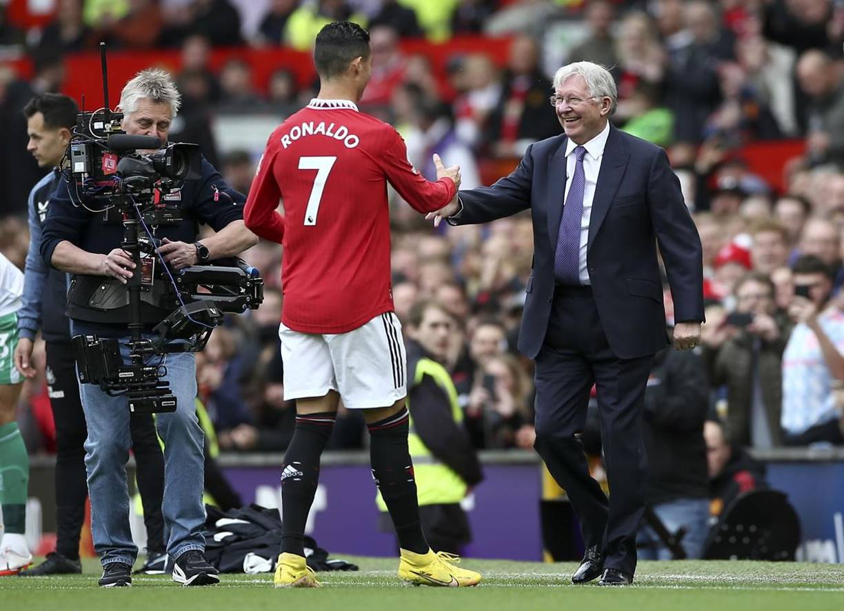 Cristiano Ronaldo tuvo emotivo encuentro con Sir Alex Ferguson previo al inicio del partido del Manchester United con Newcastle.