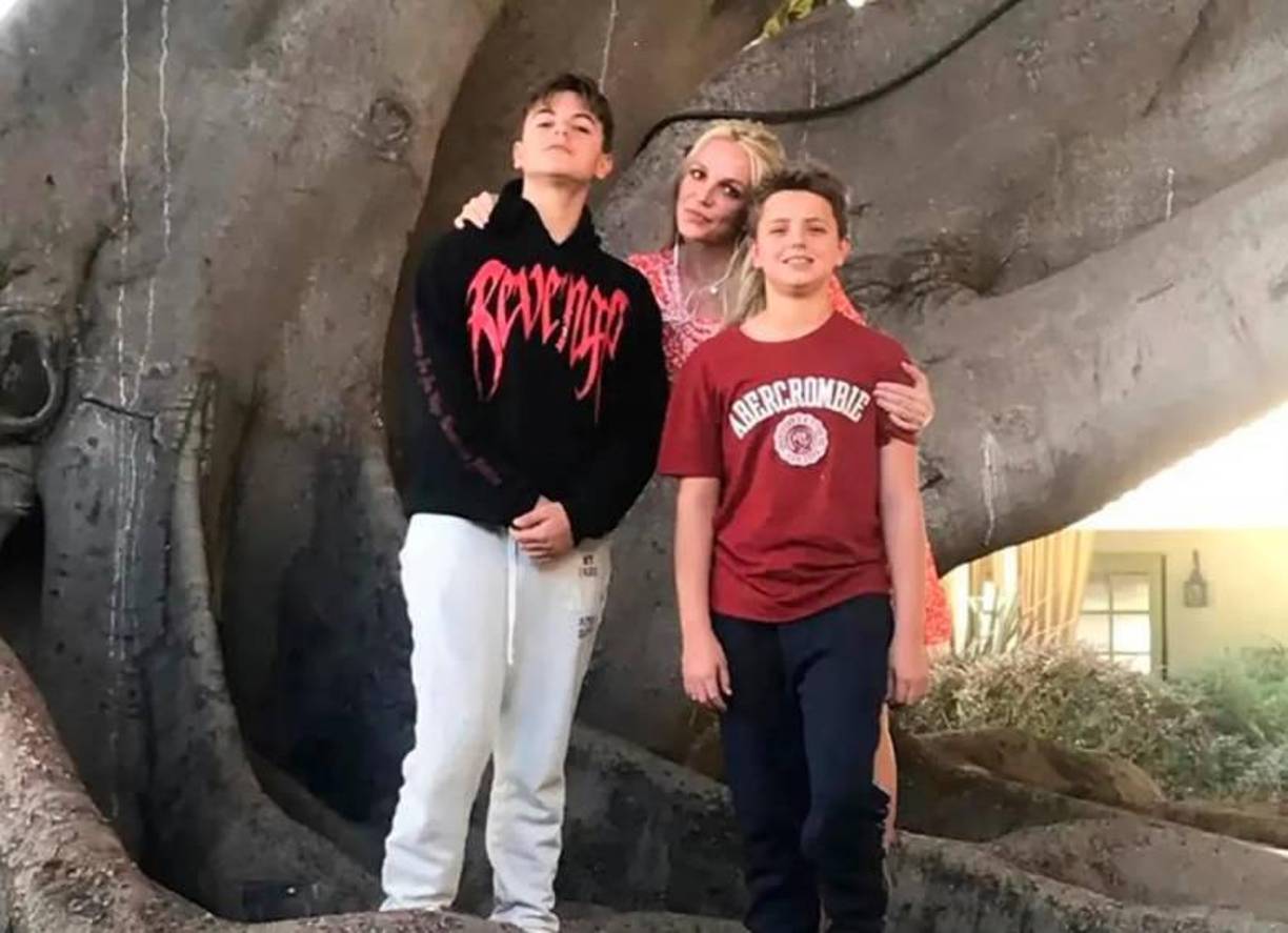 En 2021, la artista recuperó su tutela legal tras 13 años controlada por su padre, ella dijo “Es el día más feliz de mi vida”. Esa decisión cerró un capítulo oscuro en la vida de Britney. 