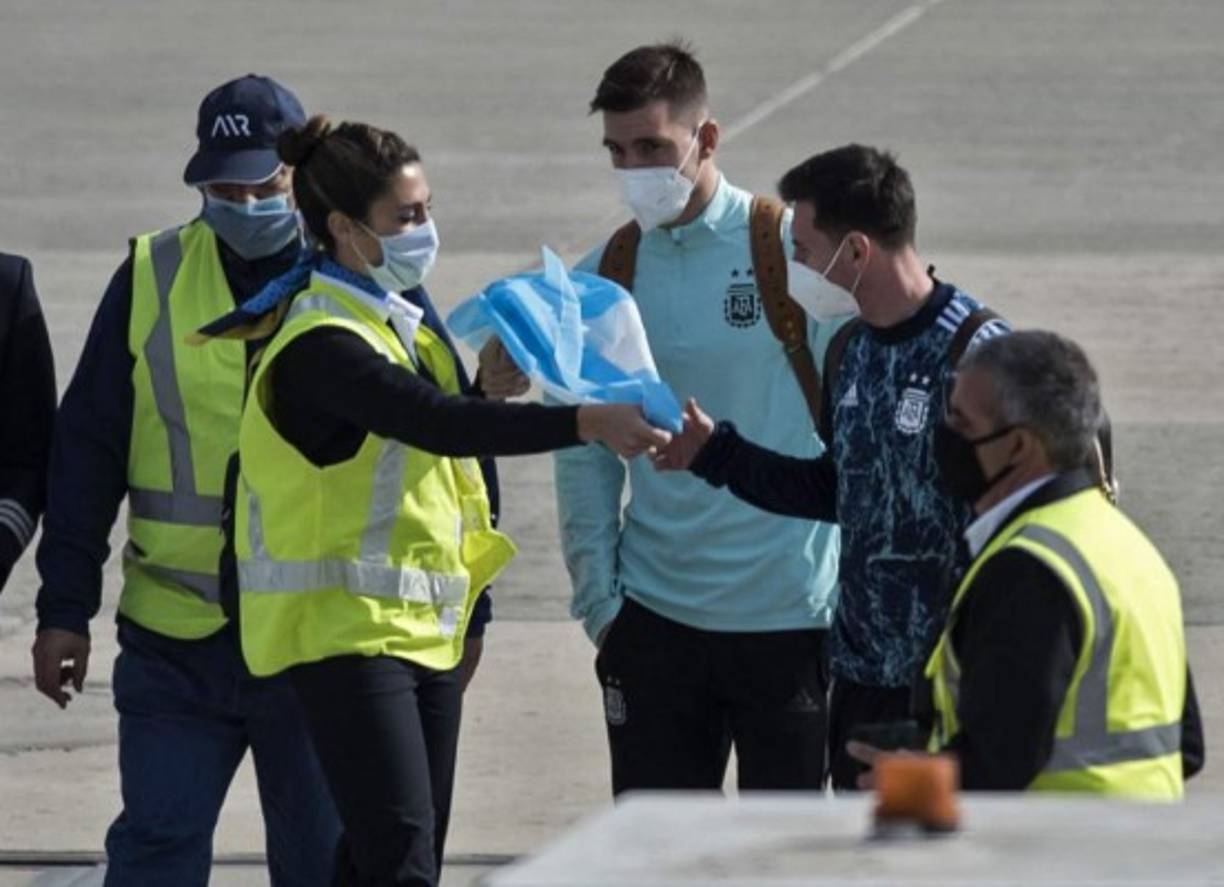 Lionel Messi dejó varios autógrafos tras llegar a Rosario.