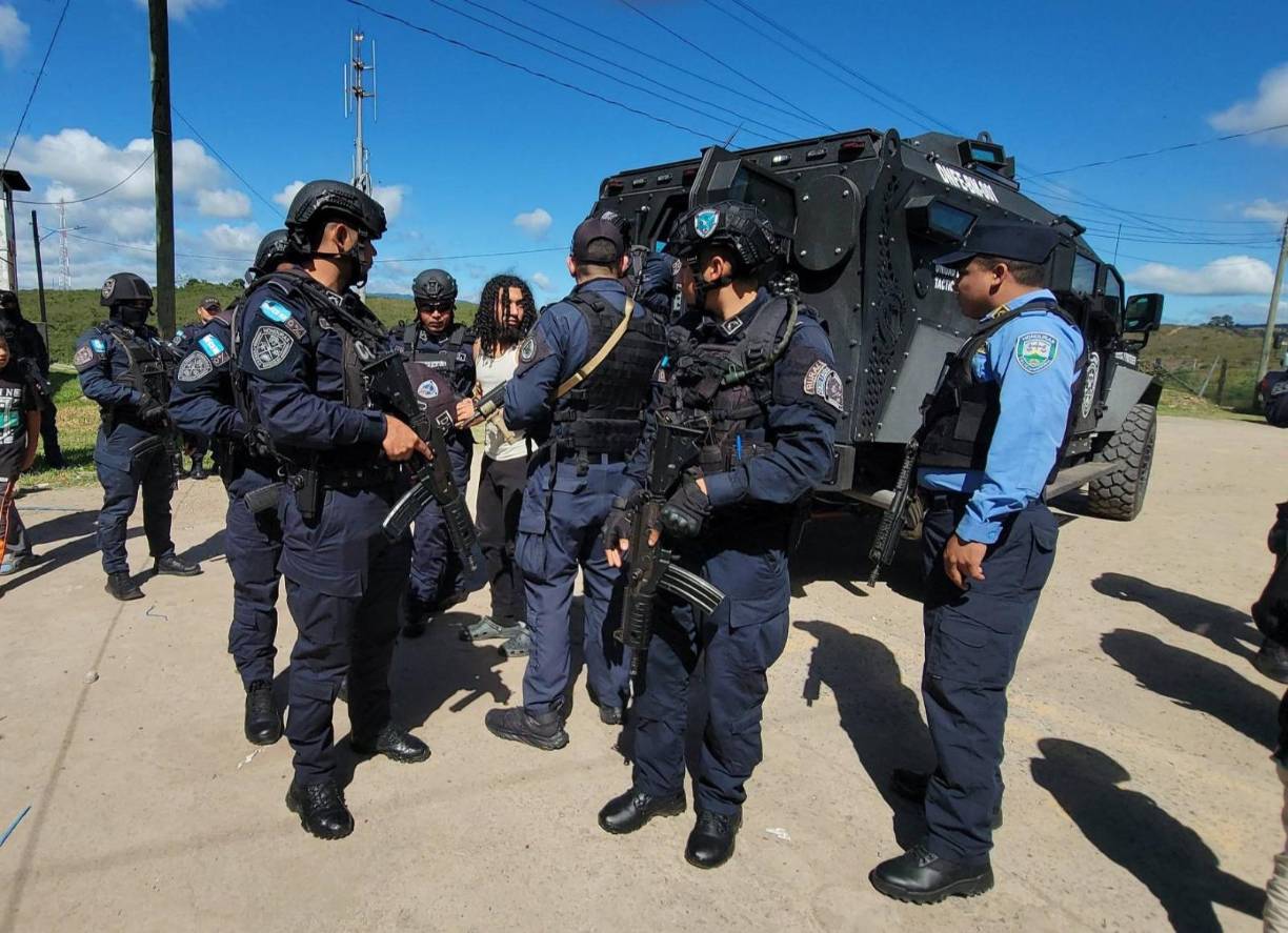 Vallecillo deberá comparecer de nuevo ante la Justicia el 22 de enero de 2025 para la “audiencia de presentación y evacuación de medios probatorios contenidos en el procedimiento”, señaló.