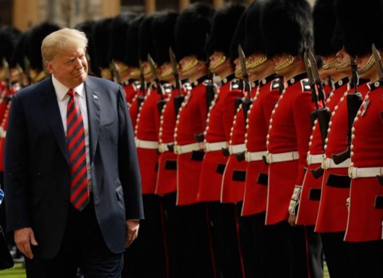 La visita del presidente de EE UU, Donald Trump, al Reino Unido ha dejado ya varias imágenes embarazosas y anécdotas con la reina Isabel II, en medio de una polémica con la primera ministra británica Theresa May.