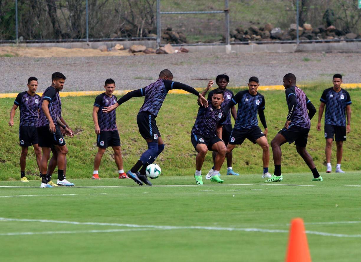 Mientras el grupo entrenaba previo a la final del fútbol hindureño ante el Olancho FC, los Albos recibieron una visita de lujo.
