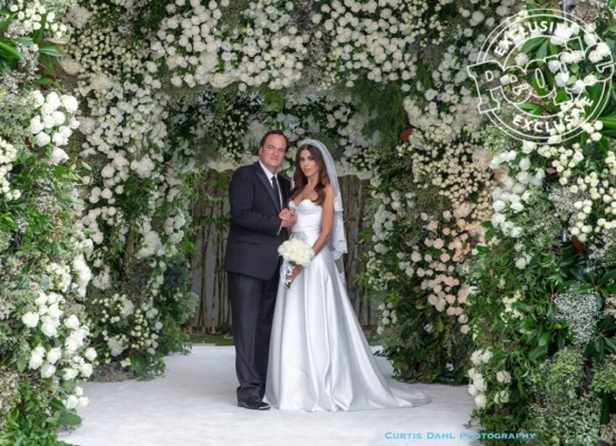 La pareja se casó en noviembre de 2018, un año después de anunciar su compromiso.<br/><br/>Quentin Tarantino y Daniella Pick se unieron en sagrado matrimonio con una boda íntima en Los Ángeles la noche de este miércoles 29 de noviembre.<br/><br/>Pick portó un vestido blanco con un escote en forma de corazón, un velo del mismo color y una tiara, mientras que Tarantino lució un traje negro.<br/>