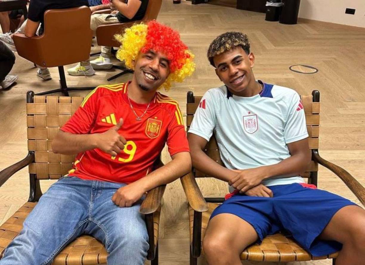 Según informó La Vanguardia, indican que el papá de Lamine estaba paseando con su perro por el barrio de Rocafonda, que está lleno de marroquíes y le lanzaron agua desde un balcón.Esto provocó su enfado y se inició un pequeño altercado, por lo que la policía municipal hizo presencia.