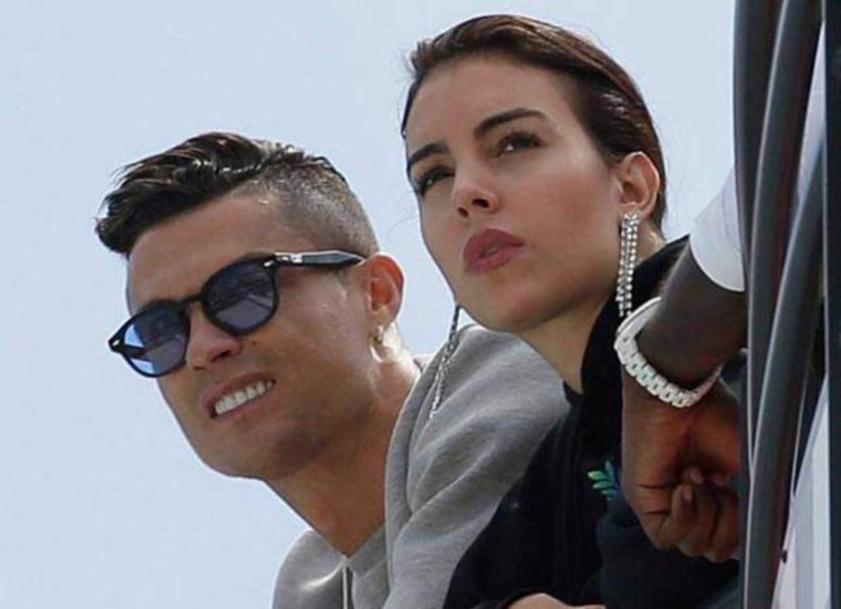 'El primer encuentro con Ronaldo fue en Gucci, donde trabajé como vendedora. Días después nos volvimos a ver en el evento de otra marca y fue entonces cuando pudimos hablar en un ambiente relajado, fuera de mi ambiente de trabajo. Fue amor a primera vista para ambos', ha comentado Georgina al hablar sobre cómo se conoció con CR7.