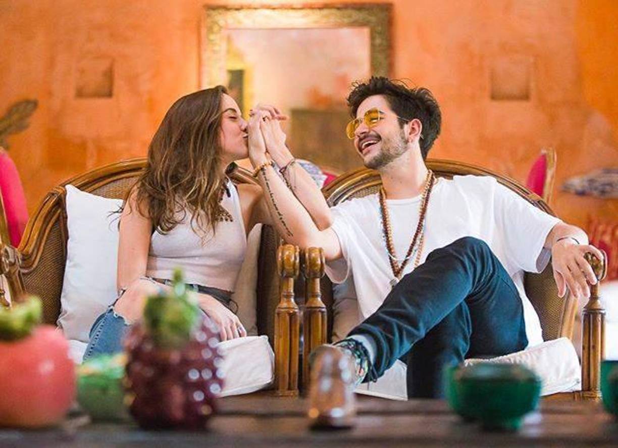 Con lo narrado por Evaluna, Camilo afirma que de hecho no han podido dormir bien, porque al tener hijos, los padres dejan de preocuparse por sí mismos y su atención se centra por completo en los pequeños, que en este caso, se trata de sus hijas Índigo y Amaranto.