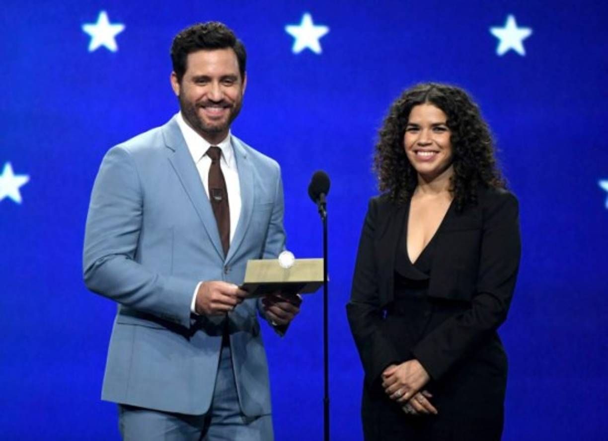 América Ferrera lució su cabello rizado.