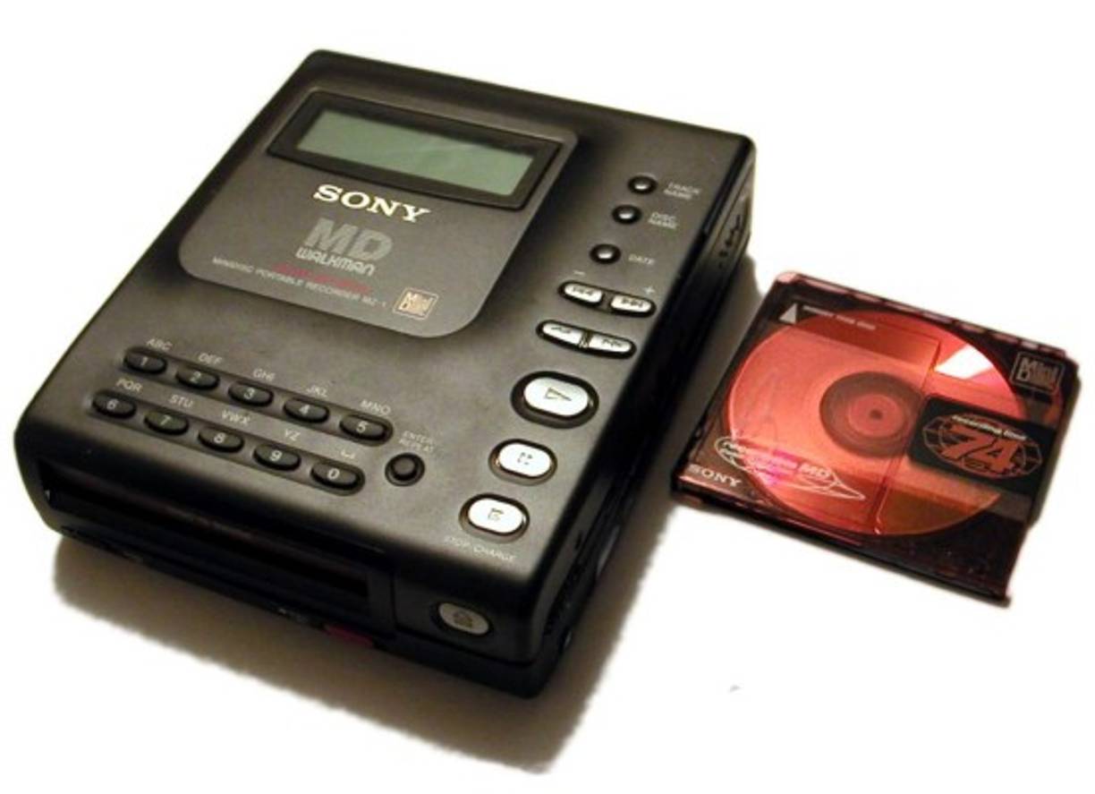 El minidisco compacto (MD) fue otra innovación noventera que tuvo problemas para despegar. Su éxito se limitó a Japón y fue el intento de Sony de cerrar la brecha entre el casete de cinta magnética y el CD. Una desesperada falta de álbumes en ese formato y la dificultad de hallar dispositivos compatibles sellaron su fracaso.