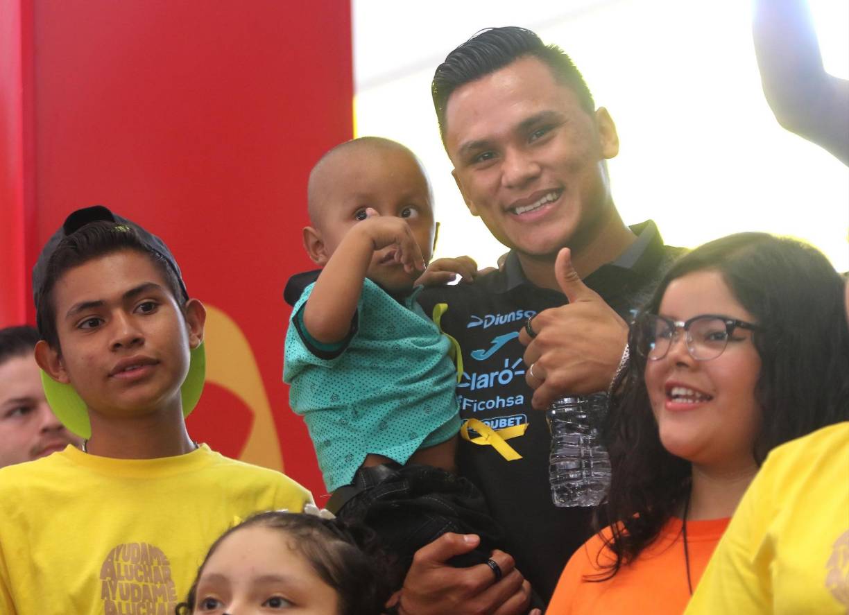 El defensor Denil Maldonado también se mostró emocionado por la visita.