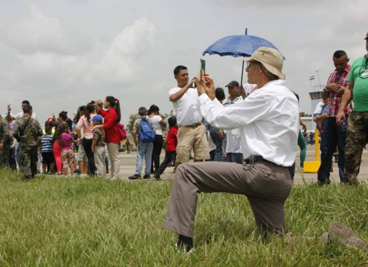 Los sampedranos disfrutan al máximo tomando fotografías de las aeronaves.