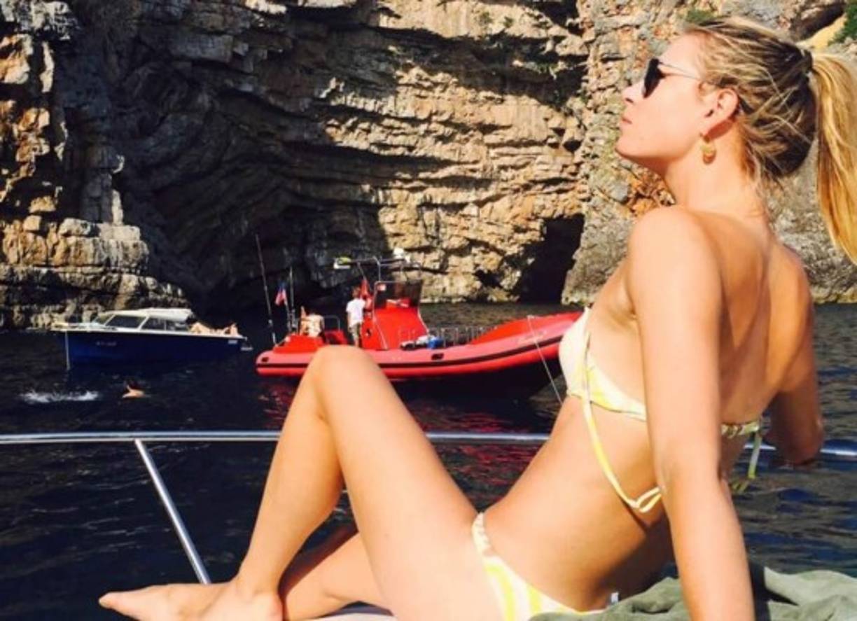 Sharapova compartió un mensaje en su red social: “Las cuevas azules en Montenegro.”