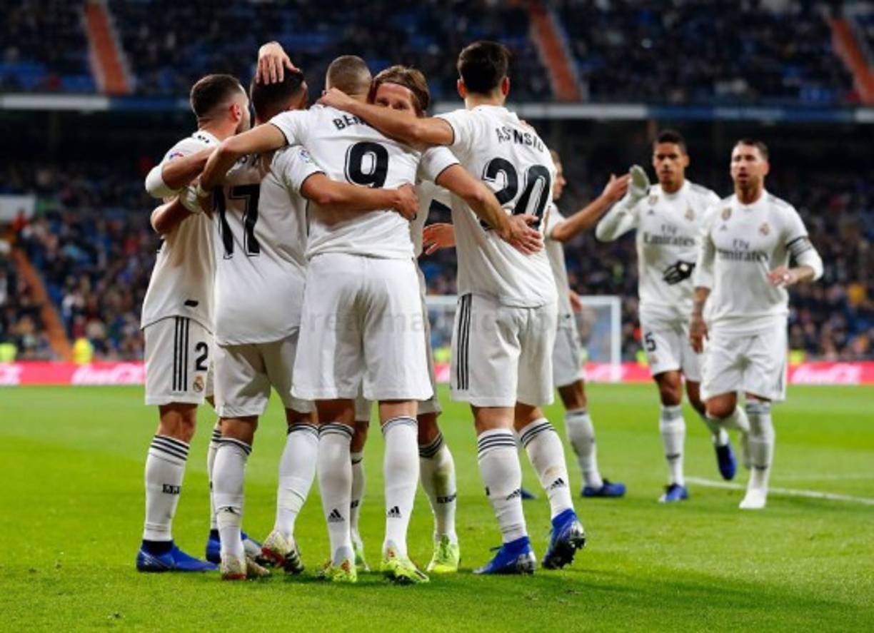 Karim Benzema es felicitado por sus compañeros tras el gol marcado al Rayo Vallecano.