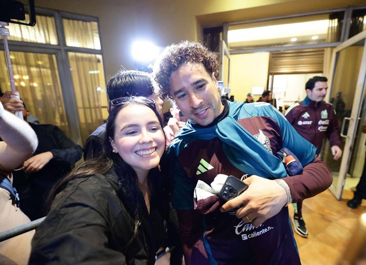 El portero mexicano se mostró accesible con esta aficionada que le pidió una foto.
