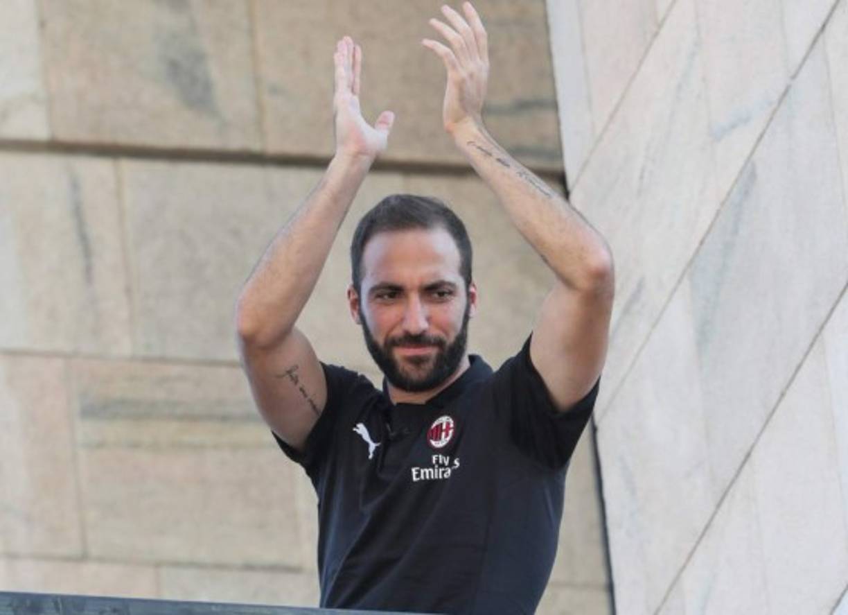 El delantero argentino Gonzalo Higuaín ha sido presentado como nuevo fichaje del AC Milan.