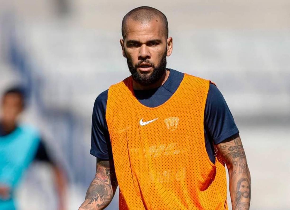 Dani Alves todavía se encuentra en prisión a la espera de la decisión de la jueza para su liberación.