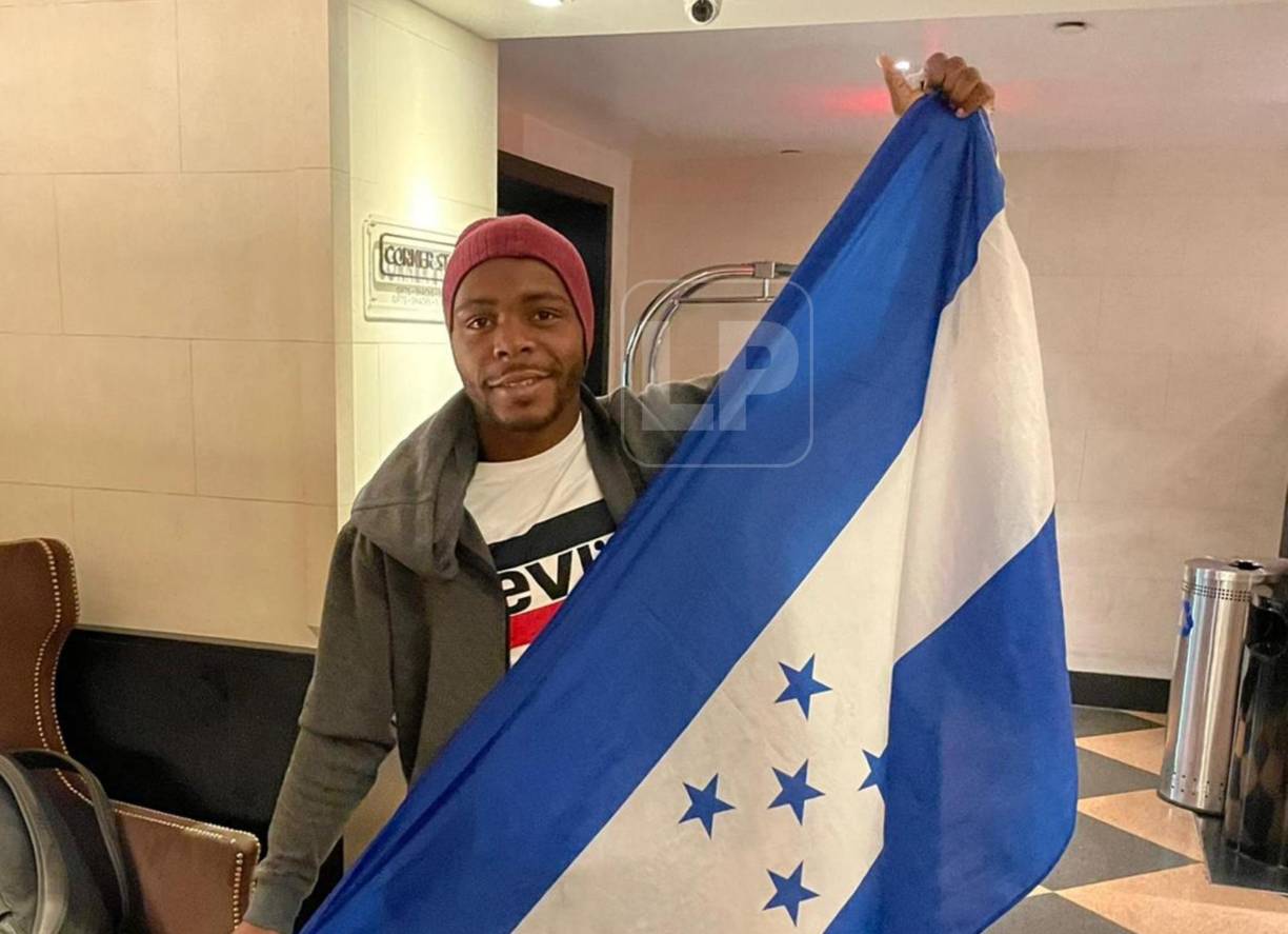 El boxeador llegó con mucha ilusión y la bandera de Honduras no podía faltar en la cita.