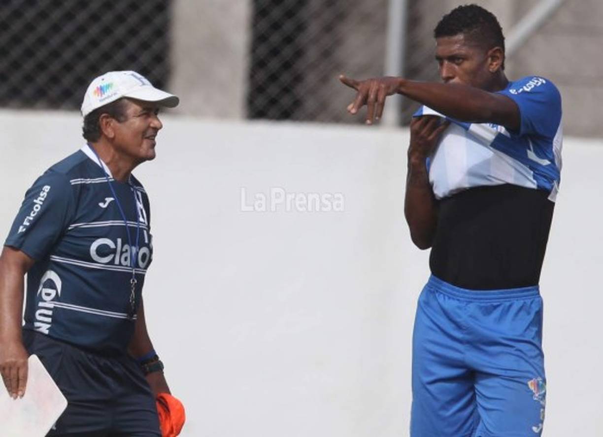 Carlo Costly junto a Jorge Luis Pinto, se han dado el tiempo hasta de gastarse sus bromas.