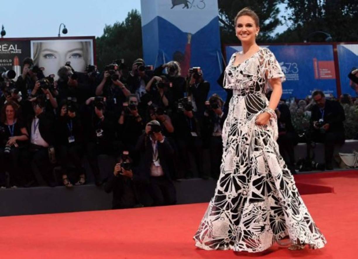 Otra reconocida actriz y ganadora del Oscar de baja estatura es Natalie Portman. La famosa mide 1.60 metros.