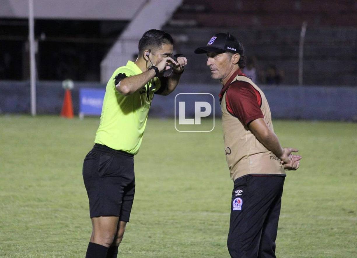 El árbitro Luis Mejía y Pedro Troglio charlaron por un momento del partido.