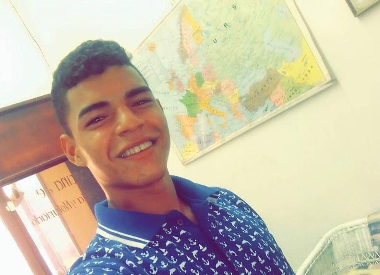 Jimi Valdivieso fue atacado a machetazos por un sujeto desconocido cuando departía con unos amigos en la comunidad de Choca Prieta, Tocoa, Colón, zona nororiental de Honduras. 